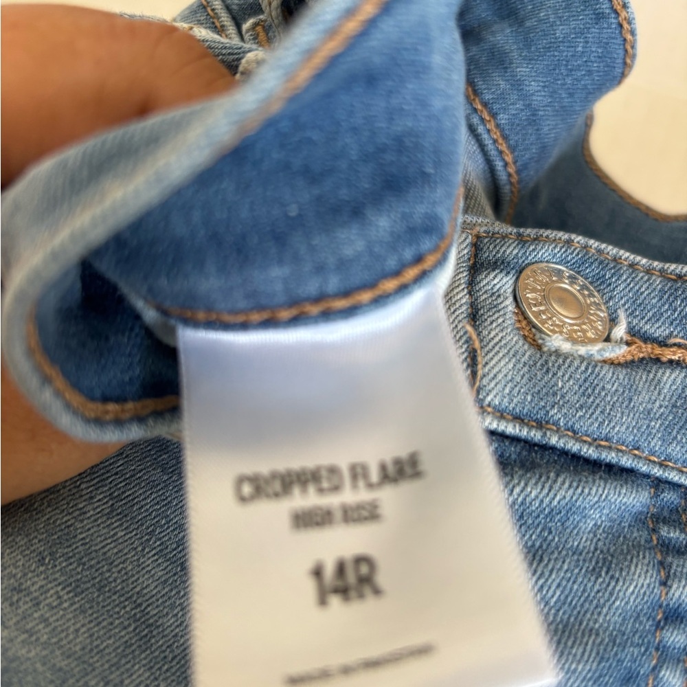 EXPRESS Wonen Flare Crop Light Denim Capri jeans size 14R - Picture 3 of 6